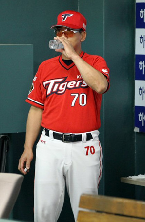 6일 오후 서울 잠실야구장에서 열린 2010 프로야구 두산 대 KIA 경기. KIA 조범현 감독이 8회말 1-5로 두산에 끌려가 15연패 위기에 가까워오자 속이 타는 듯 물을 마시고 있다.