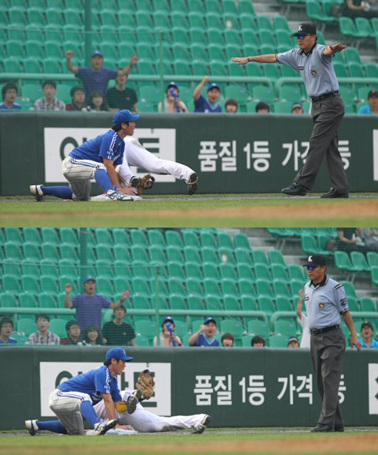6일 인천 문학구장에서 열린 프로야구 SK-삼성경기. 2회말 SK공격 1사1루에서 1루주자 최정이 6번 김강민의 안타 때 3루까지 달려 세이프됐으나 발이 베이스에서 떨어져 태그아웃되고 있다. 삼성 3루수는 조동찬