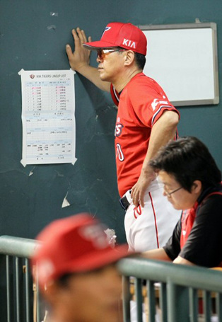 6일 오후 서울 잠실야구장에서 열린 2010 프로야구 두산 대 KIA 경기. KIA 조범현 감독이 8회말 1-5로 두산에 끌려가 15연패 위기에 가까워오자 한 손을 벽에 대고 라인업 리스트를 바라보고 있다.