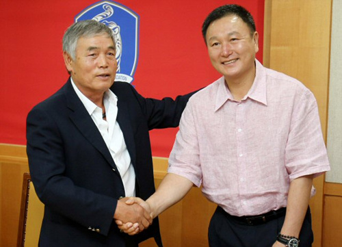 이회택 축구협회 기술위원장은 7일 서울시 종로구 신문로 축구회관 회의실에서 열린 제3차 기술위원회에서 허정무 감독과 악수하고 있다.