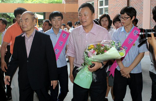 허정무 전 축구국가대표팀 감독이 7일 오후 모교인 서울 가양동 영등포공고를 방문, 동문 및 재학생들과 학교로 들어가고 있다.