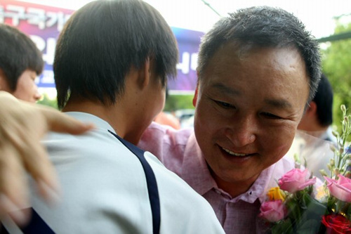 허정무 전 축구국가대표팀 감독이 7일 오후 모교인 서울 가양동 영등포공고를 방문, 축구부원에게 꽃다발을 받은 뒤 안아주고 있다.