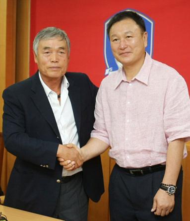 이회택 축구협회 기술위원장은 7일 서울시 종로구 신문로 축구회관 회의실에서 열린 제3차 기술위원회에서 허정무 감독과 악수하고 있다.