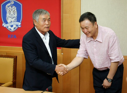 이회택 축구협회 기술위원장은 7일 서울시 종로구 신문로 축구회관 회의실에서 열린 제3차 기술위원회에서 허정무 감독과 악수하고 있다.