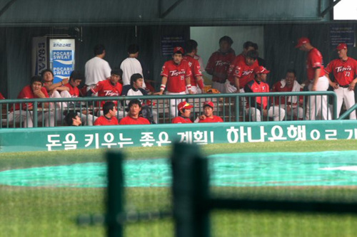 7일 서울 잠실야구장에서 열릴 예정이던 두산-KIA 경기가 비로 취소된 가운데 최근 15연패 중인 KIA 선수들이 더그아웃에서 폭우를 바라보고 있다.