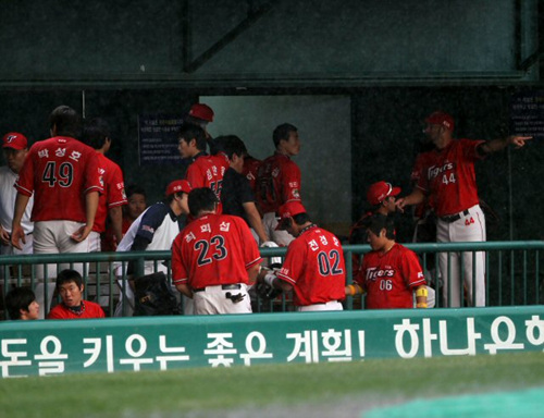 KIA가 최근 15연패 중인 가운데 7일 서울 잠실야구장에서 비로 두산과의 경기가 취소되자 KIA 선수들이 더그아웃을 빠져나가고 있다.