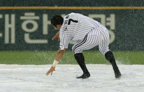 13일 오후 잠실구장에서 열린 2010프로야구 LG와 KIA의 경기가 우천으로 취소된 뒤 LG 오진환이 그라운드를 돌다 넘어지려하고 있다.
