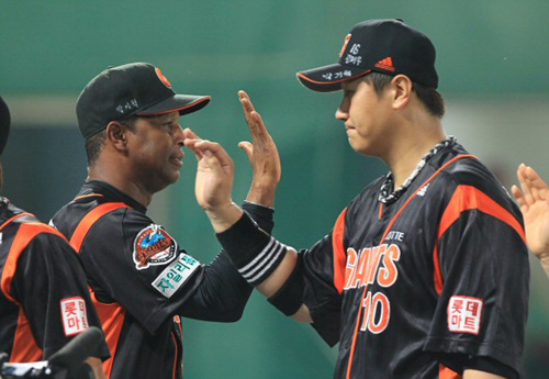 13일 오후 목동구장에서 열린 2010프로야구 넥센과 롯데의 경기가 끝난 뒤 롯데 로이스터 감독과 이대호가 하이파이브를 하고 있다.