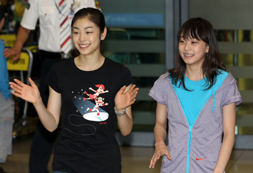 '피겨퀸' 김연아와 곽민정이 19일 새벽 영종도 인천국제공항을 통해 입국하며 반갑게 손을 흔들며 환하게 웃고 있다.
