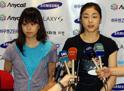 '피겨퀸' 김연아와 곽민정이 19일 새벽 영종도 인천국제공항을 통해 입국한 뒤 취재진과 인터뷰를 하고 있다. 김연아는 오는 23~25일 경기도 고양시 킨텍스 특설링크에서 열리는 '삼성 애니콜 하우젠 2010 올댓 스케이트 서머'에 참가한다.