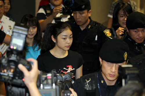 '피겨퀸' 김연아와 곽민정이 19일 새벽 영종도 인천국제공항을 통해 입국한 뒤 공항을 빠져나가고 있다. 김연아는 오는 23~25일 경기도 고양시 킨텍스 특설링크에서 열리는 '삼성 애니콜 하우젠 2010 올댓 스케이트 서머'에 참가한다.