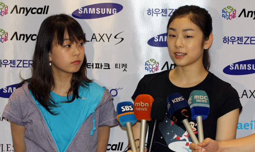 '피겨퀸' 김연아와 곽민정이 19일 새벽 영종도 인천국제공항을 통해 입국한 뒤 취재진과 인터뷰를 하고 있다. 김연아는 오는 23~25일 경기도 고양시 킨텍스 특설링크에서 열리는 '삼성 애니콜 하우젠 2010 올댓 스케이트 서머'에 참가한다.
