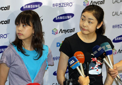 '피겨퀸' 김연아와 곽민정이 19일 새벽 영종도 인천국제공항을 통해 입국한 뒤 취재진과 인터뷰를 하고 있다. 김연아는 오는 23~25일 경기도 고양시 킨텍스 특설링크에서 열리는 '삼성 애니콜 하우젠 2010 올댓 스케이트 서머'에 참가한다.