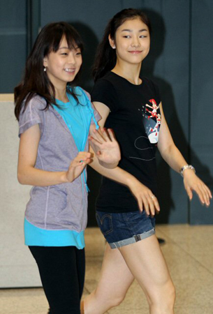'피겨퀸' 김연아가 19일 새벽 영종도 인천국제공항을 통해 나란히 입국한 뒤 취재진을 향해 손을 흔들어보이고 있다.