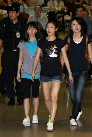 '피겨퀸' 김연아와 곽민정이 19일 새벽 영종도 인천국제공항을 통해 나란히 입국하며 게이트를 빠져나가고 있다.