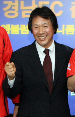 프로축구 경남FC 조광래(56) 감독이 "대한축구협회가 대표팀 감독으로 내정했다고 연락해왔다"고 20일 밝혔다.
