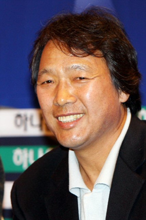 프로축구 경남FC 조광래(56) 감독이 "대한축구협회가 대표팀 감독으로 내정했다고 연락해왔다"고 20일 밝혔다.