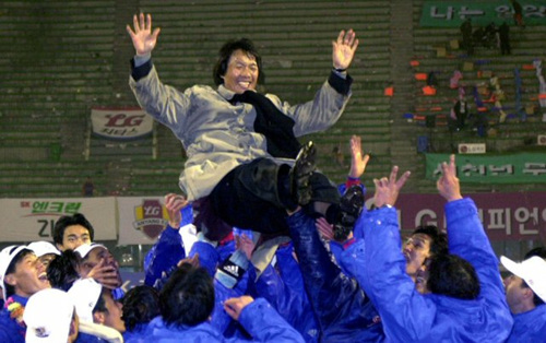프로축구 경남FC 조광래(56) 감독이 "대한축구협회가 대표팀 감독으로 내정했다고 연락해왔다"고 20일 밝혔다. 사진은 지난 2000년 안양 LG 감독 시절 프로축구 K리그 챔피언결정전에서 승리해 우승한 후 헹가래를 받는 모습.