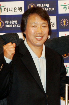 프로축구 경남FC 조광래(56) 감독이 "대한축구협회가 대표팀 감독으로 내정했다고 연락해왔다"고 20일 밝혔다.