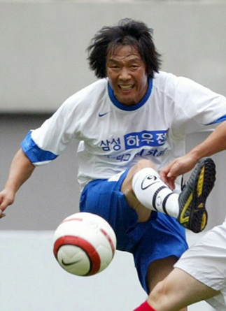 프로축구 경남FC 조광래(56) 감독이 "대한축구협회가 대표팀 감독으로 내정했다고 연락해왔다"고 20일 밝혔다. 사진은 지난 2005년 K리그 OB 올스타전에서 조감독이 슛하는 모습.