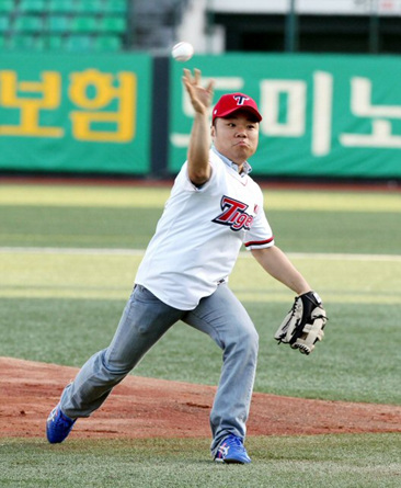 20일 광주 무등경기장에서 열린 2010 프로야구 기아 타이거즈와 삼성 라이온즈의 경기에 앞서 개그맨 정종철이 시구를 하고 있다.