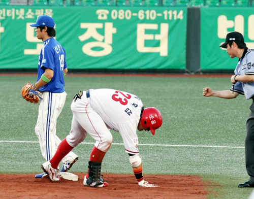 20일 광주 무등경기장에서 열린 2010 프로야구 기아 타이거즈와 삼성 라이온즈의 경기에서 3회말 1사 기아 4번 최희섭이 안타성 타구를 쳤지만 2루에서 아웃되고 있다.