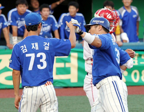 20일 광주 무등경기장에서 열린 2010 프로야구 기아 타이거즈와 삼성 라이온즈의 경기에서 2회초 1사 삼성 7번 최형우가 1점 홈런을 때려내고 동료들과 하이파이브를 하고 있다. 1-1 동점.