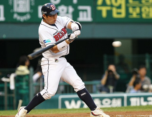 20일 잠실경기장에서 벌어진 2010 프로야구 두산과 LG의 경기 2회말 무사 주자 1루 상황에서 타석에 들어선 두산 양의지가 2점 홈런을 치고 있다.