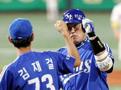 20일 광주 무등경기장에서 열린 2010 프로야구 기아 타이거즈와 삼성 라이온즈의 경기에서 5회초 1사 만루 삼성 8번 진갑용이 2타점 2루타를 때려내고 1루 주루코치와 기뻐하고 있다. 삼성 6-2 리드.