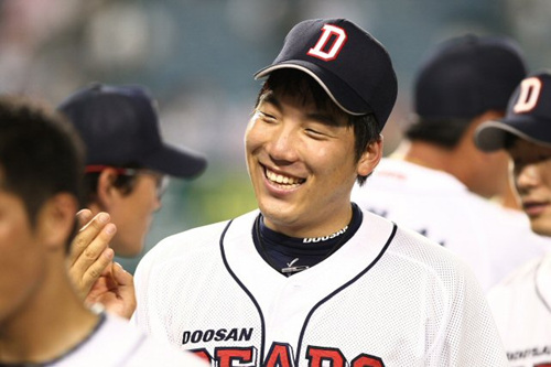 20일 잠실경기장에서 벌어진 2010 프로야구 두산과 LG의 경기에서 두산이 8:5로 역전승 후 김현수가 밝게 웃고 있다.