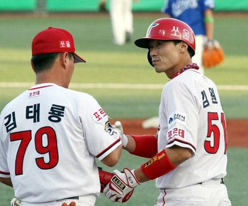 20일 광주 무등경기장에서 열린 2010 프로야구 기아 타이거즈와 삼성 라이온즈의 경기에서 1회말 1사 2루 기아 3번 김원섭이 1타점 1루타를 때려 선취점을 올렸다. 기아 1-0 리드.