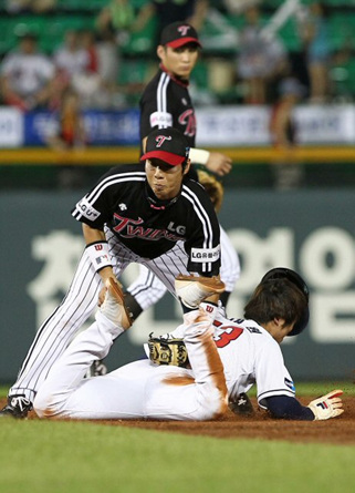 20일 잠실경기장에서 벌어진 2010 프로야구 두산과 LG의 경기 6회말 2사 주자 1루 상황에서 두산 손시헌의 타석 때 1루 주자 오재원이 2루 도루에 성공하고 있다.