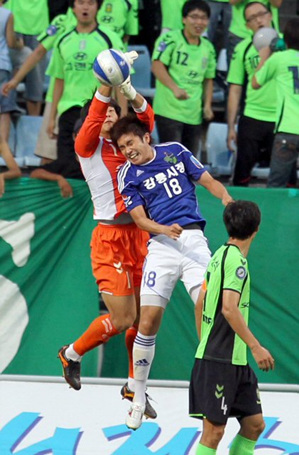 21일 전북 전주월드컵경기장에서 열린 2010 하나은행 FA컵 16강 전북 현대와 강릉시청의 경기. 전북 골키퍼 권순태가 강릉시청 손제웅의 헤딩슛에 앞서 공을 잡아내고 있다.