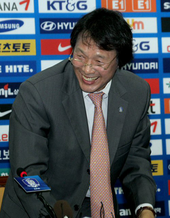 축구 국가대표팀 사령탑에 오른 조광래 감독이 22일 축구협회에서 기자회견을 마치고 나서 인사하고 있다.
