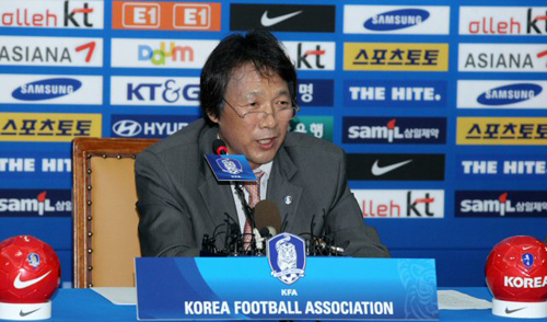 축구 국가대표팀 사령탑에 오른 조광래 감독이 22일 축구협회에서 기자회견을 통해 축구대표팀 운영방안 등에 대해 견해를 밝히고 있다.