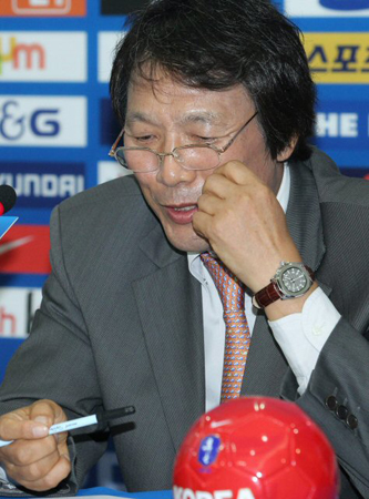 축구 국가대표팀 사령탑에 오른 조광래 감독이 22일 축구협회에서 기자회견을 통해 축구대표팀 운영방안 등에 대해 견해를 밝히고 있다.