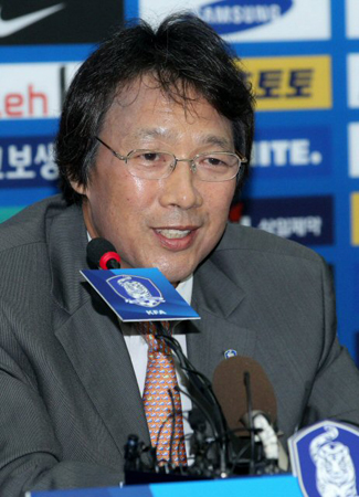 축구 국가대표팀 사령탑에 오른 조광래 감독이 22일 축구협회에서 기자회견을 통해 축구대표팀 운영방안 등에 대해 견해를 밝히고 있다.