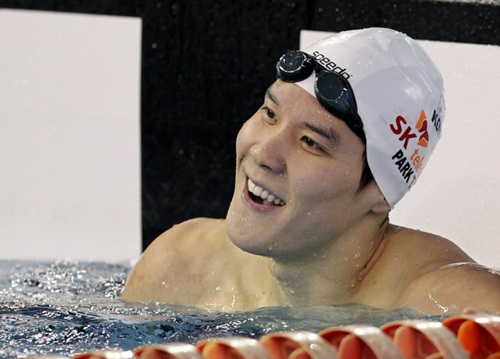 22일 경북 김천실내체육관에서 열린 '2010 MBC배 전국수영대회' 남자 개인혼영 200m 결승에서 '마린보이' 박태환(단국대)이 2분1초78(한국기록 2분0초41)의 기록으로 우승한 뒤 기록판을 보며 아쉬워 하고 있다.