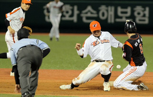 22일 대전 한밭야구장에서 열린 프로야구 롯데와 한화의 경기. 롯데 전준우가 7회초 1사 1루 문규현타석 때 2루 도루에 성공하고 있다.