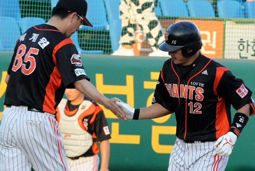 22일 대전 한밭야구장에서 열린 프로야구 롯데와 한화의 경기. 롯데 김주찬이 2회초 2사 1,2루에서 홈런을 치고 베이스를 돌고 있다.