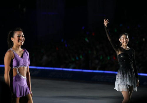 피겨퀸 김연아가 23일 경기도 고양시 킨텍스에서 열린 '삼성 애니콜 하우젠 2010 올댓 스케이트 서머 아이스쇼' 에서 어릴적 동경했던 미셸 콴과 환상의 무대를 펼친 뒤 인사하고 있다.