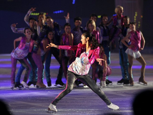 피겨퀸 김연아가 23일 경기도 고양시 킨텍스에서 열린 '삼성 애니콜 하우젠 2010 올댓 스케이트 서머 아이스쇼' 에서 동료들과 함께 화려한 무대를 열고 있다.