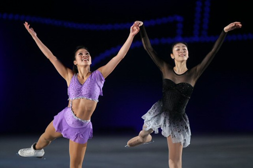 피겨퀸 김연아가 23일 경기도 고양시 킨텍스에서 열린 '삼성 애니콜 하우젠 2010 올댓 스케이트 서머 아이스쇼' 에서 어린시절 동경하던 미셸 콴과 함께 환상의 무대를 펼치고 있다.