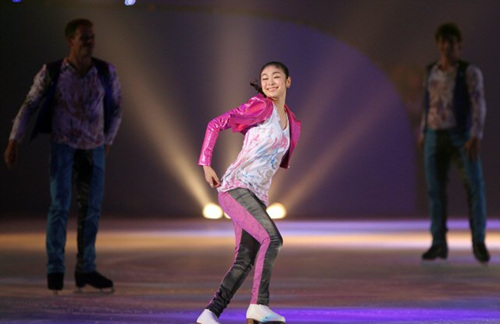 피겨퀸 김연아가 23일 경기도 고양시 킨텍스에서 열린 '삼성 애니콜 하우젠 2010 올댓 스케이트 서머 아이스쇼' 에서 흥겹게 춤추며 등장하고 있다.