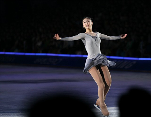 피겨퀸 김연아가 23일 경기도 고양시 킨텍스에서 열린 '삼성 애니콜 하우젠 2010 올댓 스케이트 서머 아이스쇼' 에서 애절한 표정으로 연기를 펼치고 있다.