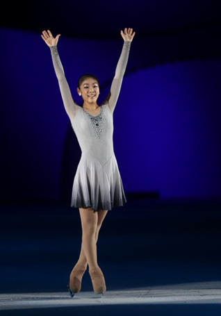 피겨퀸 김연아가 23일 경기도 고양시 킨텍스에서 열린 '삼성 애니콜 하우젠 2010 올댓 스케이트 서머 아이스쇼' 에서 환상의 무대를 펼친 뒤 인사하고 있다.