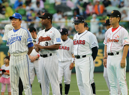 24일 대구시민운동장에서 열린 2010 프로야구 올스타전 이스턴리그-웨스턴리그 경기 전, 이스턴리그 김성근(SK) 감독, 김경문(두산), 제리 로이스터(롯데), 선동열(삼성) 코치(오른쪽부터) 등이 경기를 기다리고 있다.