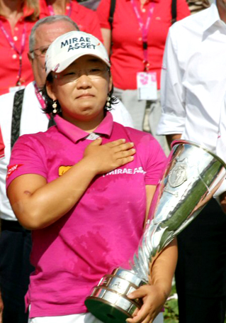 25일 프랑스 에비앙-르뱅의 에비앙 마스터스 골프장에서 열린 미국여자프로골프(LPGA) 에비앙 마스터스 골프대회에서 한국선수로는 첫 우승을 차지한 신지애 선수가 시상식에서 애국가가 울려 퍼지자 울먹이고 있다.