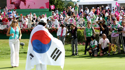 25일 프랑스 에비앙-르뱅의 에비앙 마스터스 골프장에서 열린 미국여자프로골프(LPGA) 에비앙 마스터스 골프대회에서 한국선수로는 첫 우승을 차지한 신지애 선수가 시상식에서 태극기를 휘감은채 취재진에게 포즈를 취하고 있다.