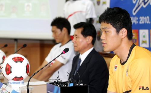 오는 8월4일 서울월드컵경기장에서 열리는 FC 바르셀로나 초청 K리그 올스타전 2010을 앞두고 27일 대한축구협회에서 올스타 골키퍼 정성룡이 기자들의 질문에 답하고 있다.